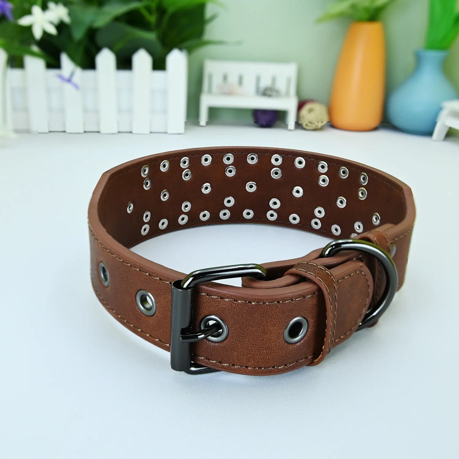 Hundhalsband med nitar